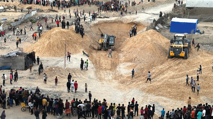 דחפורים של חמאס בחיפוש אחר גופות של חטופים בחאן יונס (צילום: רויטרס)