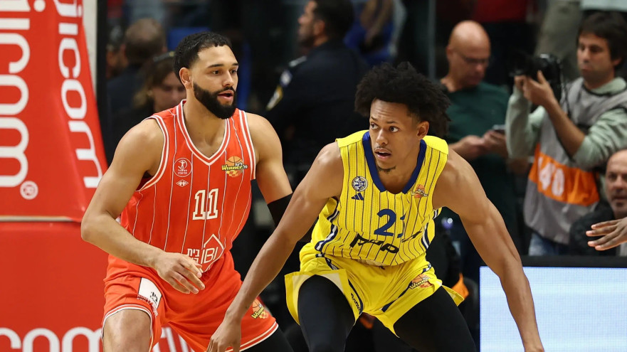 שחקן מכבי תל אביב ג'ף דאוטין ג'וניור מול שחקן הפועל תל אביב טיילר אניס (צילום: דני מרון)