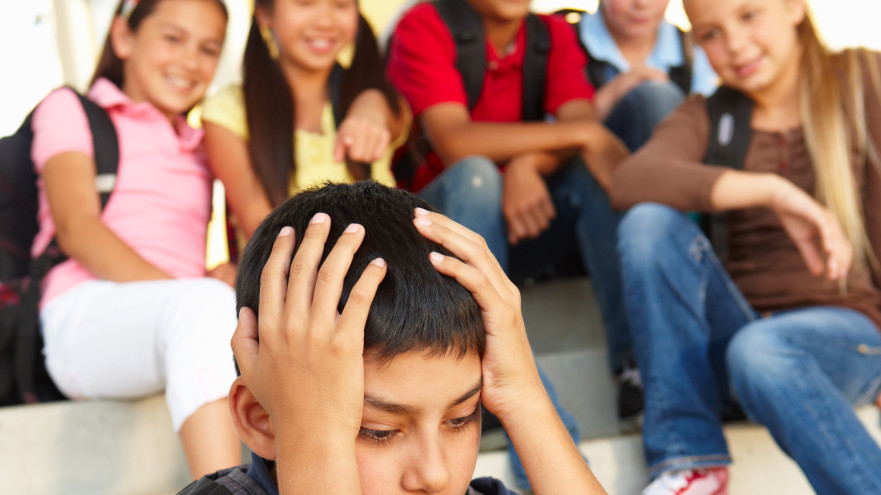 ילד שעושים עליו חרם (צילום: אינגאימג)