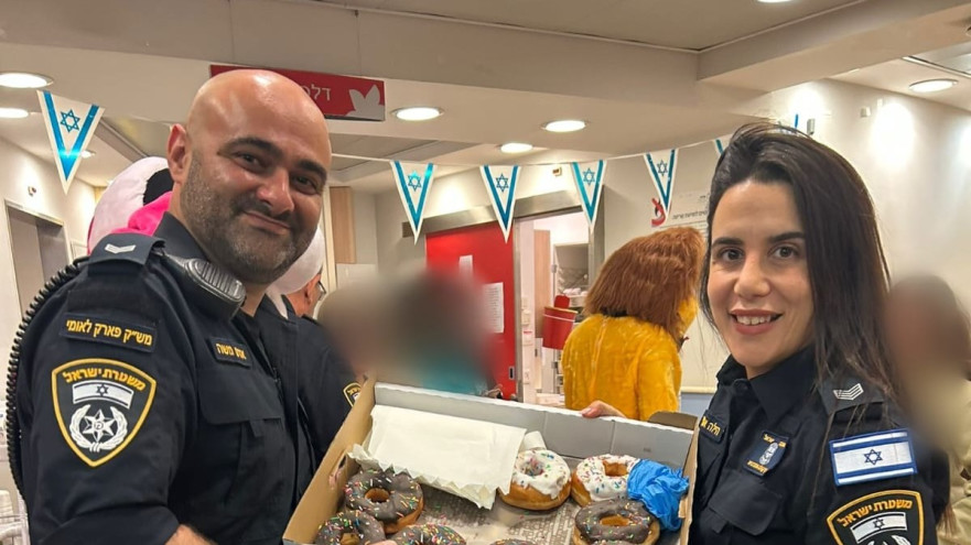 שוטרי בני ברק-רמת גן בבית חולים ספרא (צילום: דוברות המשטרה)