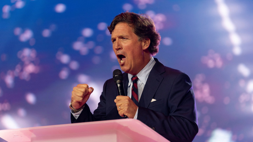 טאקר קרלסון בוועידת "אמריקה פסט" באריזונה (צילום: רויטרס)