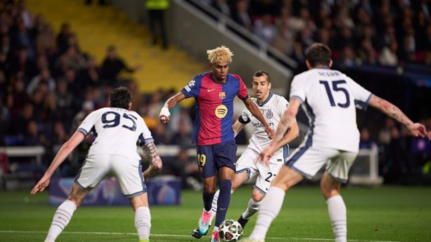 לאמין ימאל בין שחקני אינטר (צילום: Quality Sport Images)