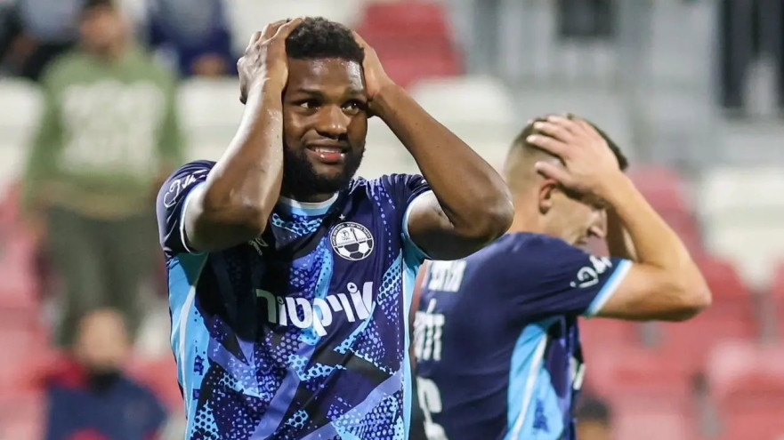 לוקאס ונטורה שחקן הפועל באר שבע מאוכזב (צילום: קובי אליהו)