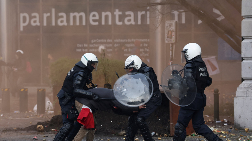 מחאות באירופה (צילום: REUTERS/Yves Herman)