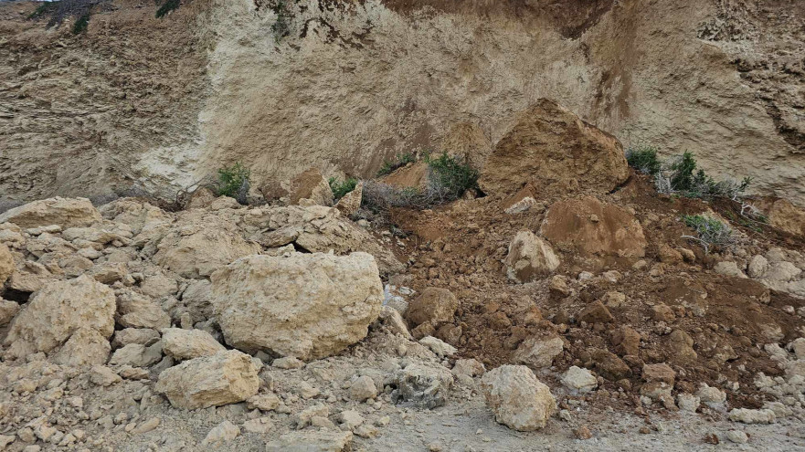 סלעים שקרסו בחוף בין נתניה לעמק חפר (צילום: נועה עזרא)