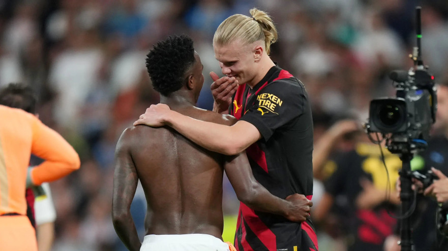 ארלינג הולאנד שחקן מנצ'סטר סיטי עם ויניסיוס שחקן ריאל מדריד (צילום: GettyImages, Angel Martinez)