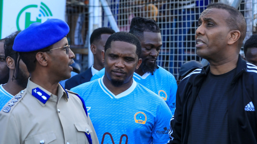 סמואל אטו נשיא ההתאחדות הקמרונית לפני משחק ראווה (צילום: GettyImages, HASSAN ALI ELMI/AFP)