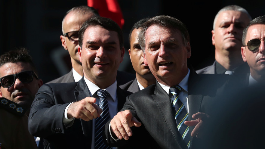 פלאביו בולסונרו (משמאל) לצד אביו ז'איר נשיא ברזיל לשעבר  (צילום: רויטרס)