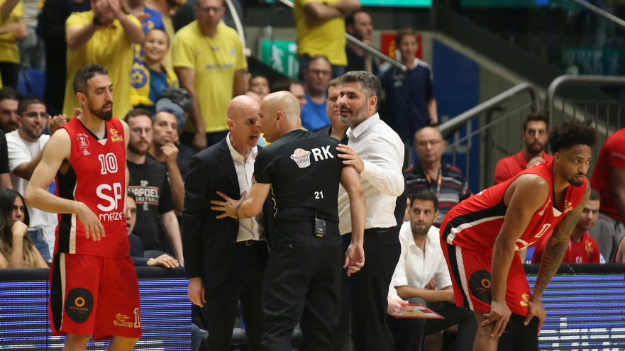 שופט הכדורסל עומר אסתרון עם מאמן הפועל תל אביב דני פרנקו (צילום: אודי ציטיאט)