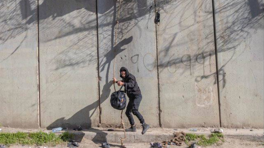 שוהים בלתי חוקיים נכנסים לשטח ישראל באזור ירושלים (צילום: חיים גולדברג פלאש 90)