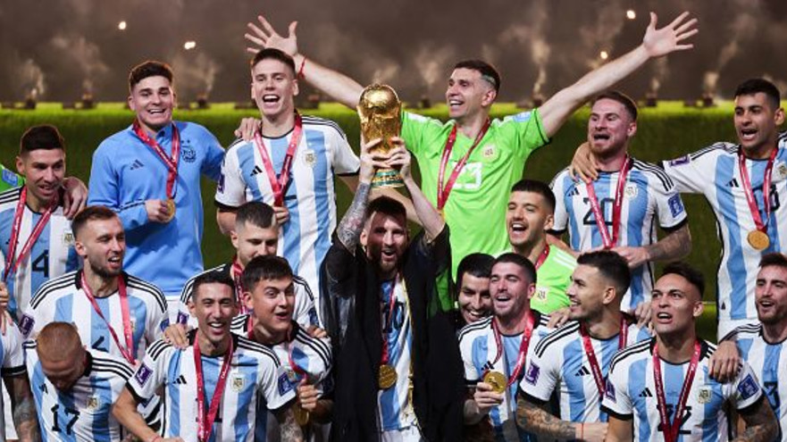 נבחרת ארגנטינה מניפה את גביע העולם (צילום: Zhizhao Wu)