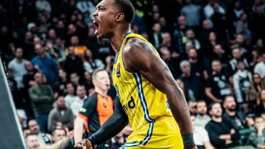 לוני ווקר שחקן מכבי תל אביב חוגג (צילום: אתר רשמי, מכבי תל אביב)