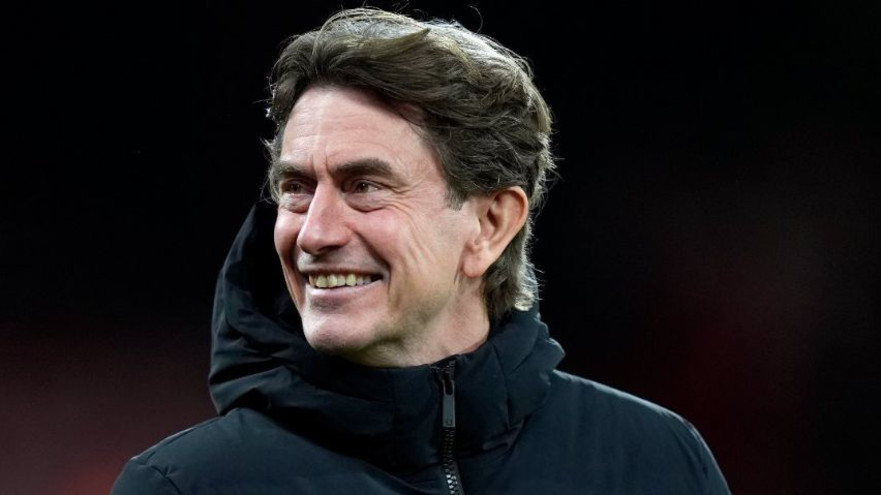 תומאס פרנק שותה מכוס עם סמל ארסנל (צילום: צילום מסך, אינסטגרם)