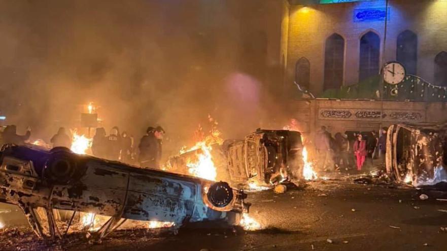 הצתה מול מסגד באיראן, הפגנות באיראן (צילום: רשתות חברתיות, שימוש לפי סעיף 27 א')