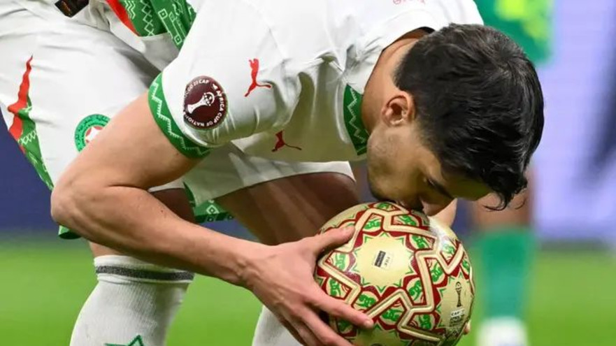 ברהים דיאס ניגש לבעוט את הפנדל הגורלי (צילום: GettyImages, SEBASTIEN BOZON / AFP)