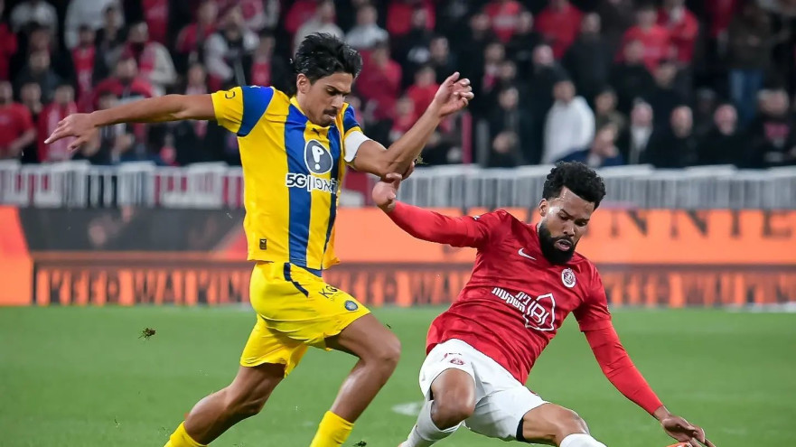 פלקאו שחקן הפועל תל אביב מול דור פרץ שחקן מכבי תל אביב (צילום: אריאל שלום)