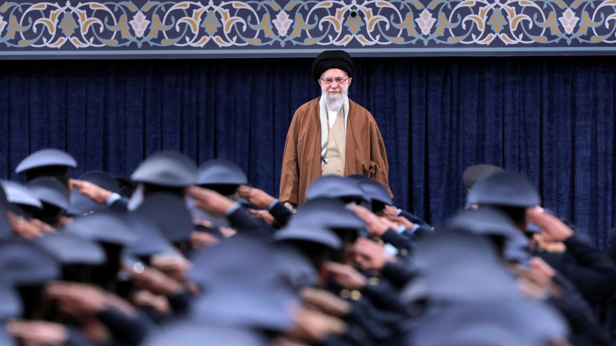 עלי חמינאי וצבא איראן (צילום: רויטרס)