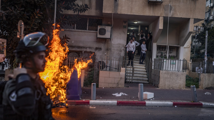 מהומות בבני ברק בעקבות ביקור החיילות (צילום: פלאש 90)