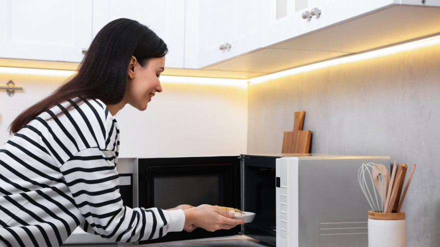 חימום במיקרוגל (צילום: שאטרסטוק)