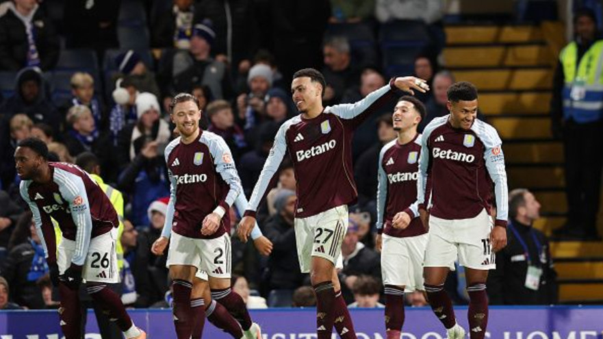 שחקני אסטון וילה חוגגים (צילום: Steve Bardens)