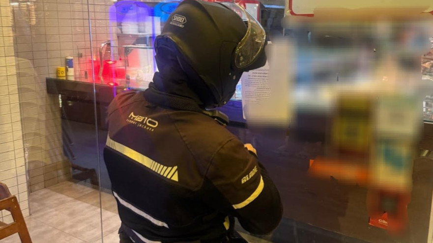 צו סגירה לעסק בתל אביב (צילום: דוברות המשטרה)