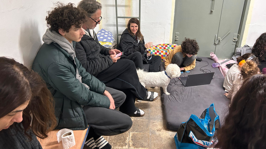 ישראלים במקלט (צילום: אבשלום ששוני)