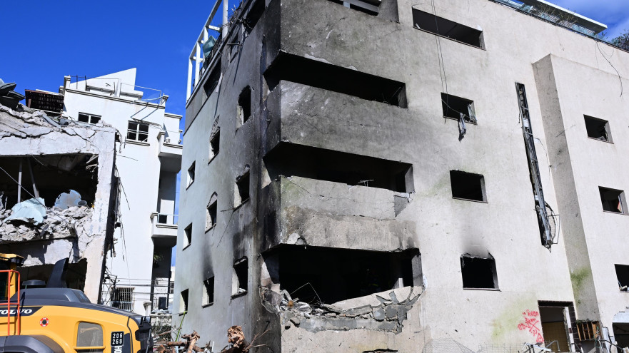 זירת הנפילה מפגיעת הטיל האיראני בתל אביב  (צילום: אבשלום ששוני)