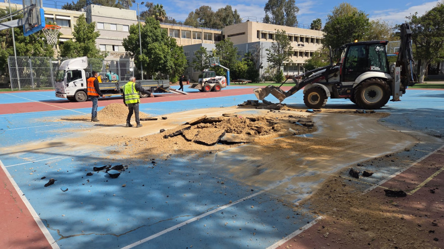 הבור שנפער במגרש הספורט בתיכון “אוהל שם” (צילום: עיריית רמת גן)