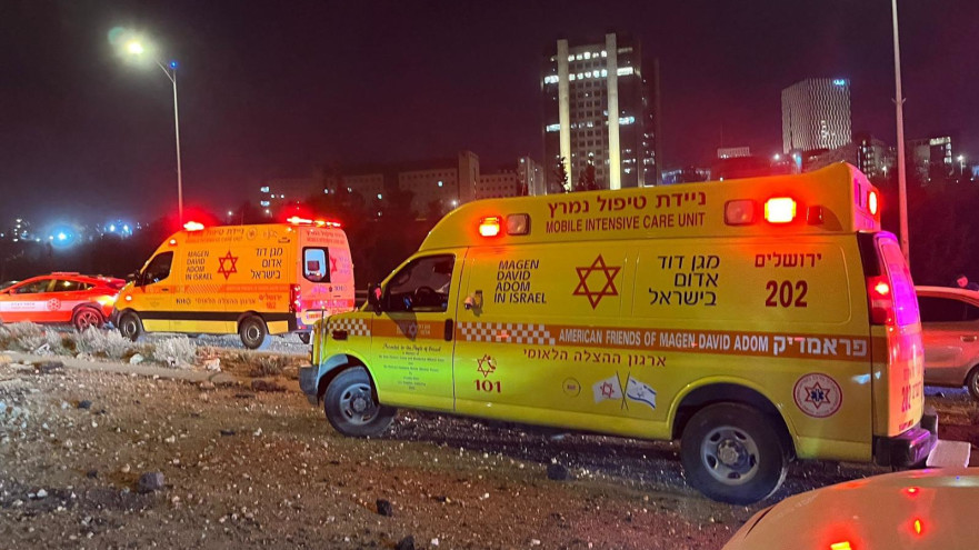 זירת נפילת הטיל בכביש באזור ירושלים (צילום: דוברות מד"א)