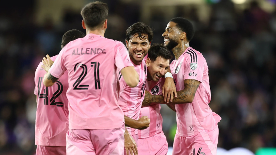 ליאונל מסי חוגג עם שחקני אינטר מיאמי (צילום: GettyImages)