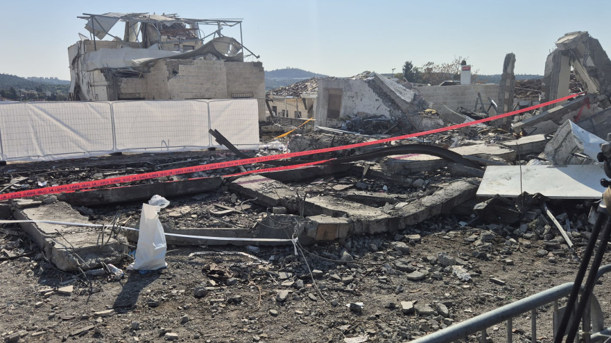 זירת נפילת הטיל בבית שמש (צילום: גלעד מורג)