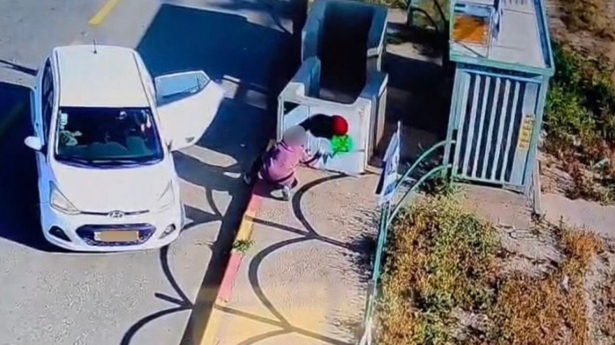 אחת החשודות בשעת מעשה (צילום: דוברות המשטרה)