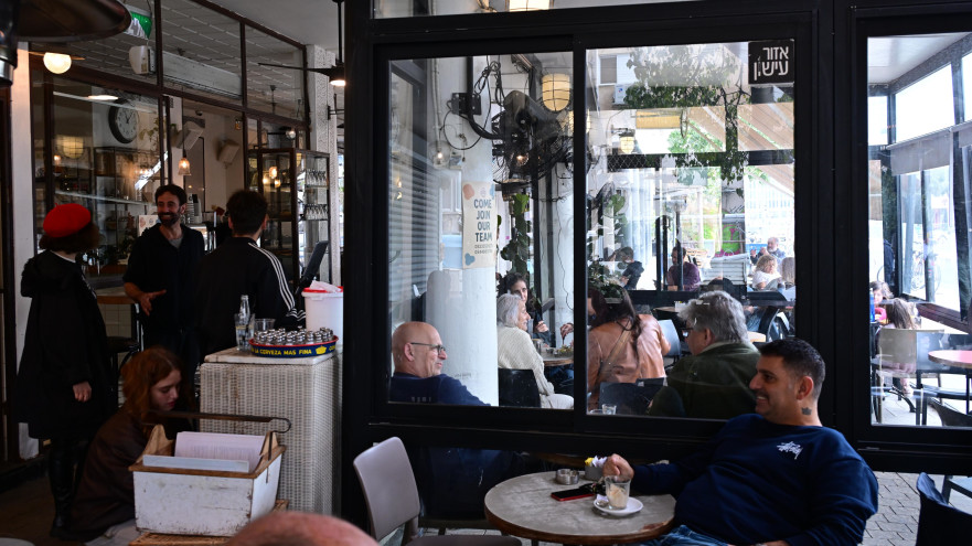 בית הקפה "התחתית" בתל אביב, ספג נזקים מהטיל האיראני (צילום: אבשלום ששוני)