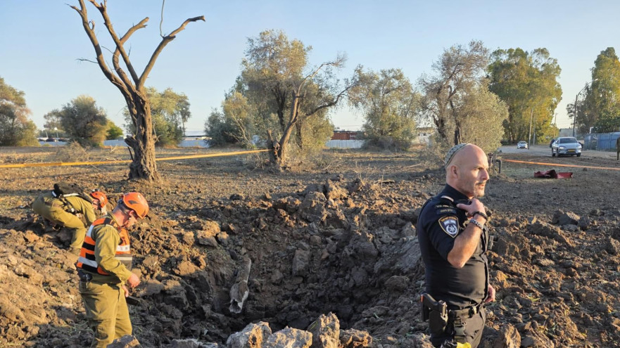 הירי מלבנון: זירת הנפילה בשפלה (צילום: דוברות המשטרה)