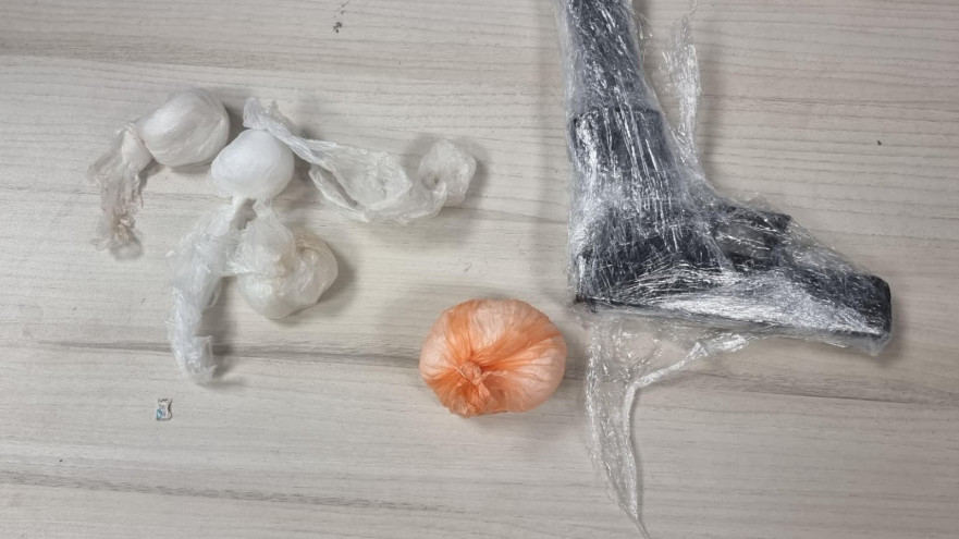 האקדח והסמים שנמצאו (צילום: דוברות המשטרה)