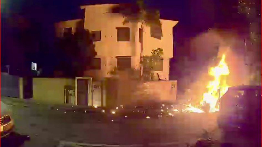 שריפה פרצה בבניין במרכז הארץ בעקבות נפילת שבר יירוט (צילום: רשתות חברתיות, שימוש לפי סעיף 27 א')