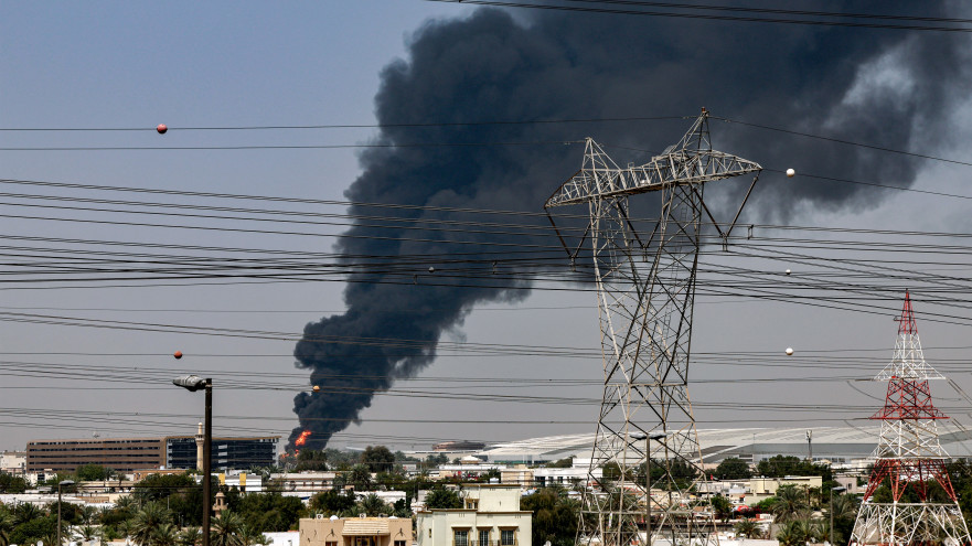 מכלי הדלק בדובאי עולים באש (צילום: STR AFP via Getty Images)