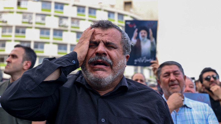 איראני בוכה (צילום:  ATTA KENARE/AFP via Getty Images)