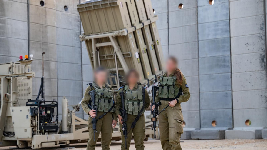 לוחמות הגנה אוויר בסוללת כיפת ברזל (צילום: דובר צה"ל)