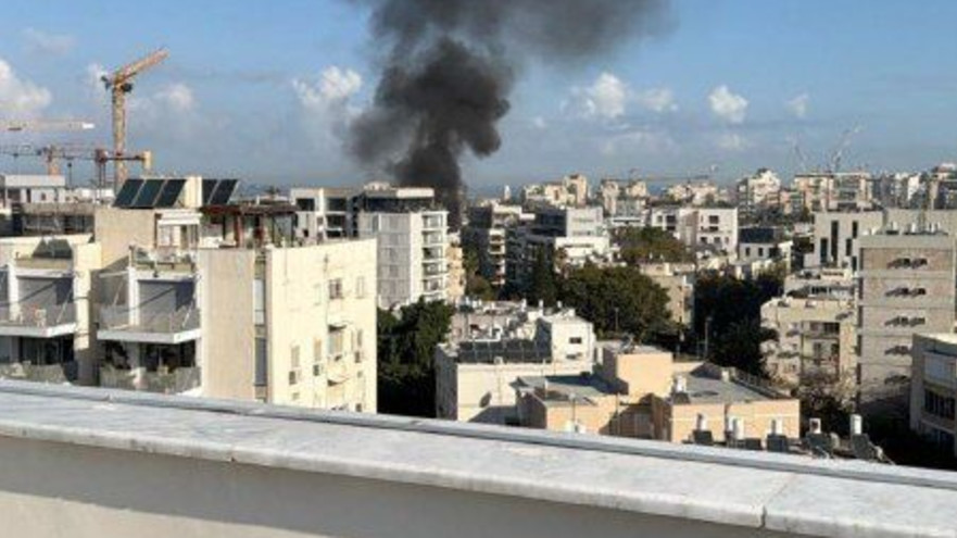 עשן מעל תל אביב לאחר מטח טילים איראני (צילום: שימוש לפי סעיף 27א')