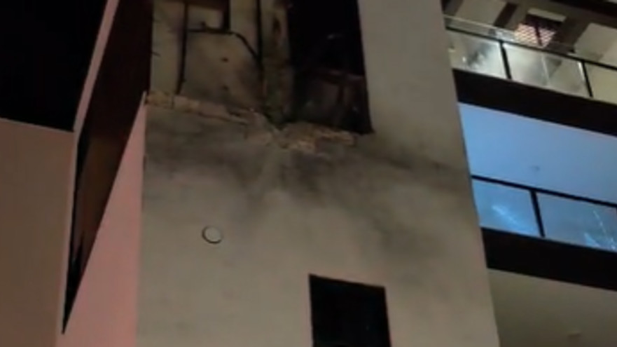 הממ"ד שספג פגיעה בפתח תקווה (צילום: אלון חכמון)