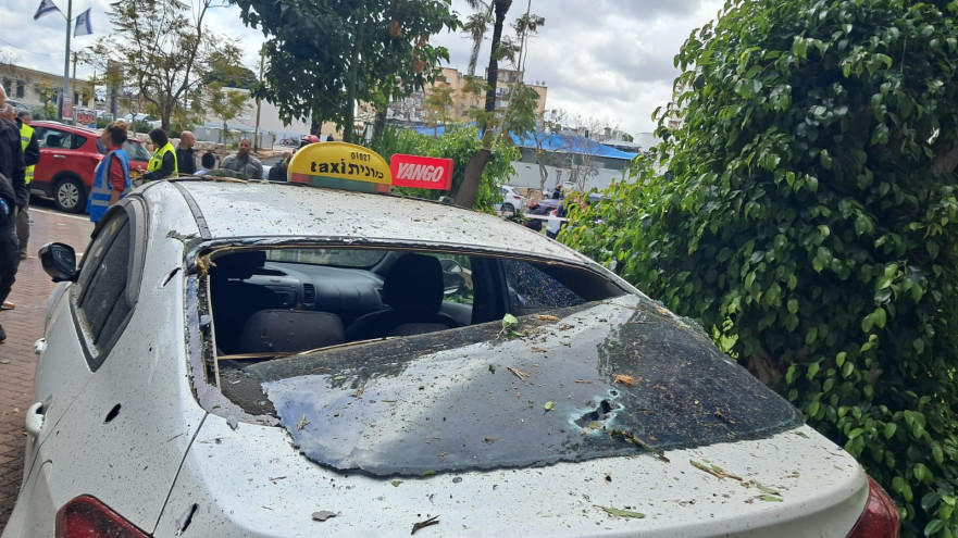 מונית שנפגעה משיגורים למרכז (צילום: משה כהן)