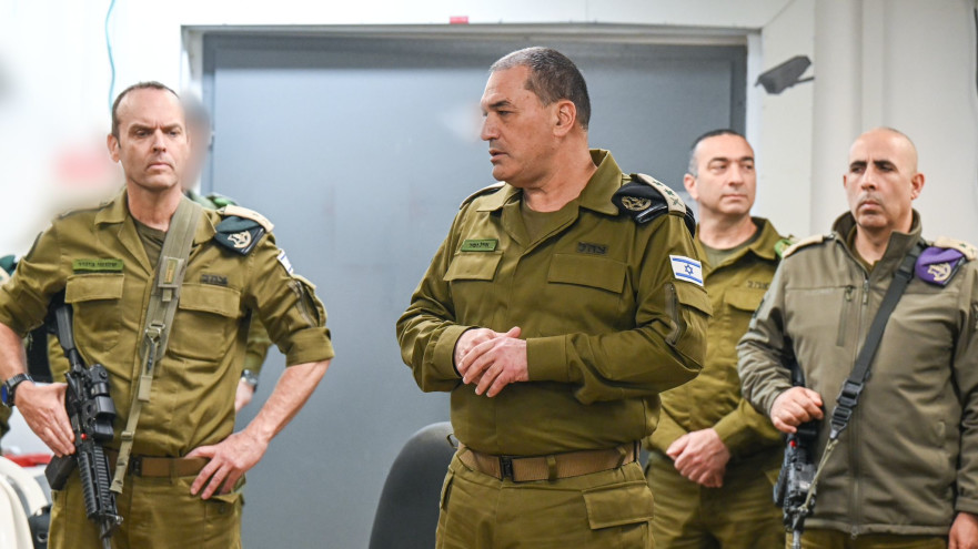 הרמטכ״ל, ראש אמ״ן וראש אגף המבצעים בהערכת מצב באגף המודיעין לפני היציאה למבצע ״שאגת הארי״ (צילום: דובר צה"ל)