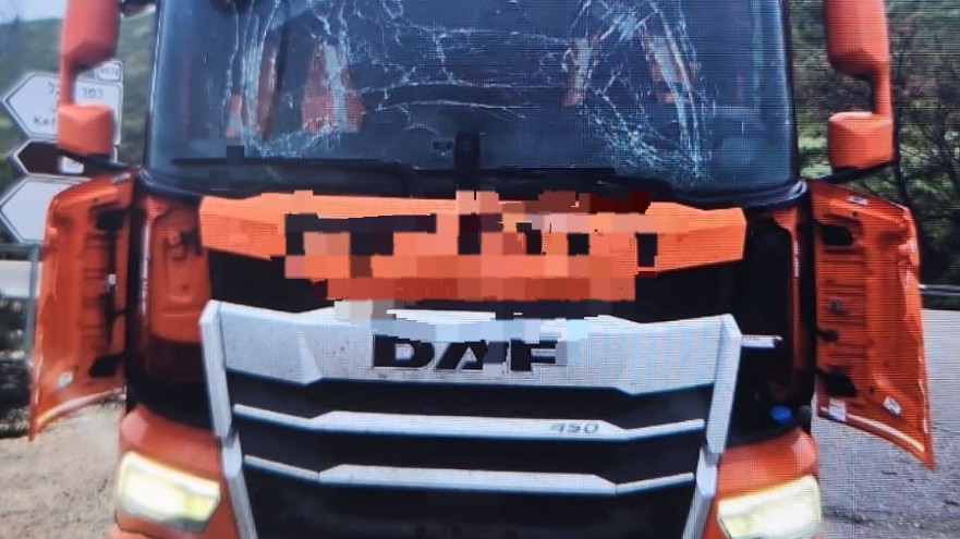 המשאית שנפגעה מכטב"ם סמוך לכפר גלעדי (צילום: תמונה לפי סעיף 27א' לחוק זכויות יוצרים)