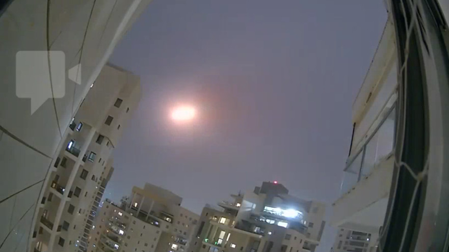 המטח מאיראן: תיעוד נפילה בפתח תקווה (צילום: מתוך רשתות לפי סעיף 27 א על פי זכויות יוצרים)