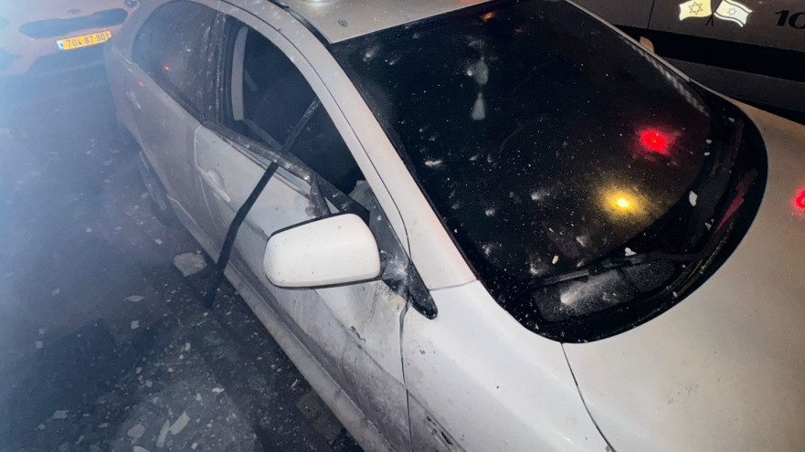רכב שנפגע משברי יירוט בפתח-תקווה (צילום: תמונה לפי סעיף 27א' לחוק זכויות יוצרים)