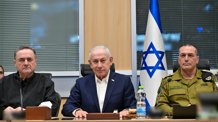 בנימין נתניהו, ישראל כ"ץ ואייל זמיר בהערכת מצב בקריה (צילום: קובי גדעון, לע"מ)