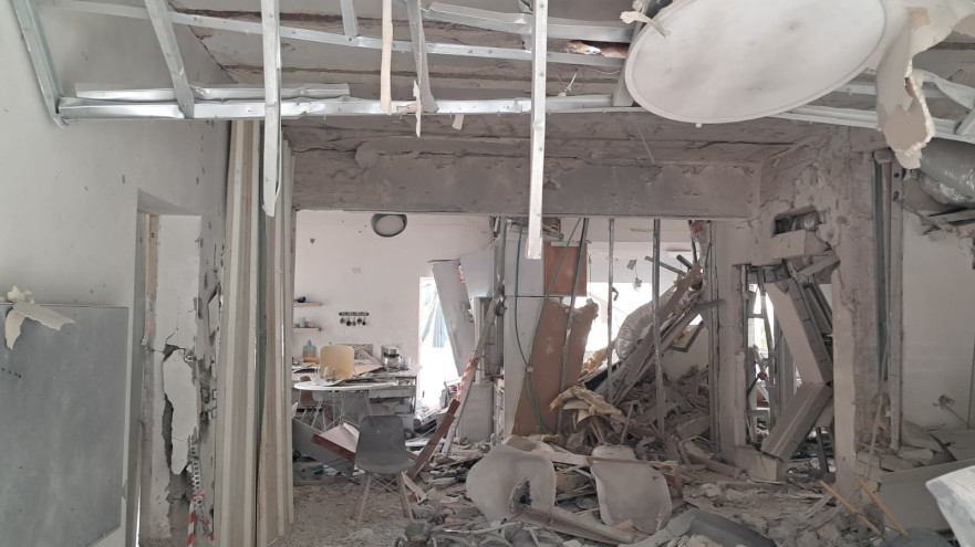 מטח מאיראן: בית ברמת גן שנפגע מטיל מצרר (צילום: אבשלום ששוני)