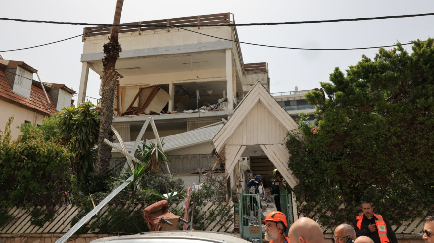 המבנה שנפגע מטיל איראני ברמת גן (צילום: תמונה לפי סעיף 27א' לחוק זכויות יוצרים)