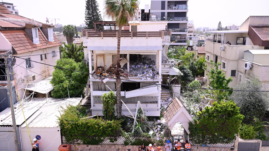 פגיעה בבית ברמת גן (צילום: אבשלום ששוני)